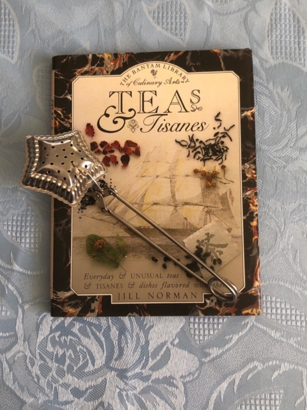 The Bantam Library Teas & Tisanes Book with Star Tea Infuser